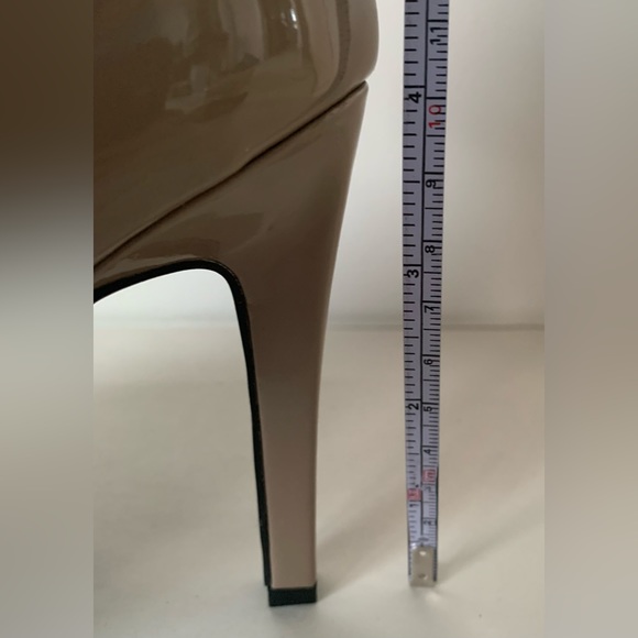 Calvin Klein Brady taupe patent stiletto. Size 8, but fits like a 7.5. - Picture 4 of 5